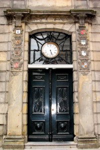 De prachtige deur van het oude stadhuis Lochem, onderdeel van de stadswandeling Lochem van Daily-in